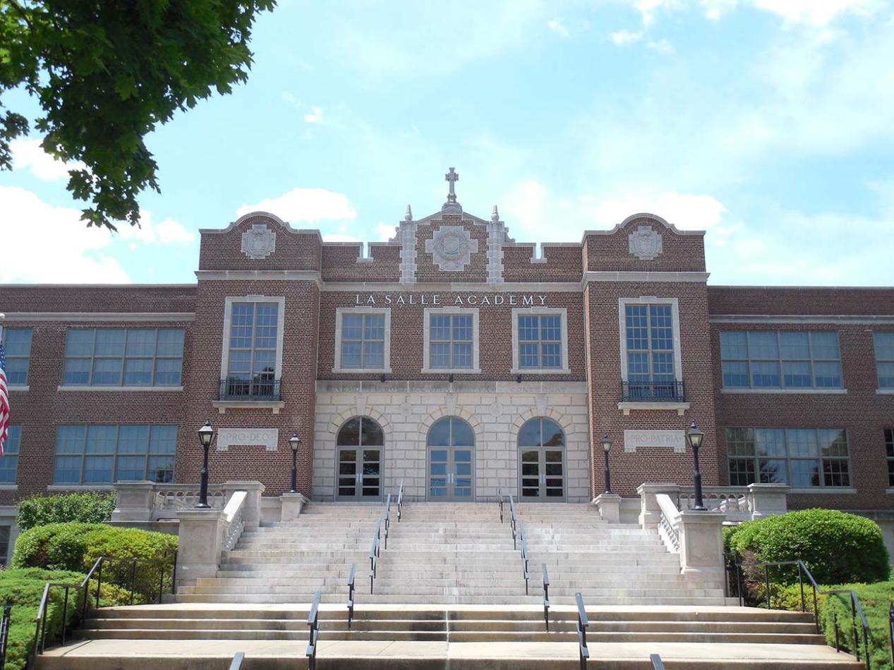 Winco arrived at the solution to replace the 1954 aluminum windows with Winco’s 1450 Series fixed-over-projected hung replica windows.