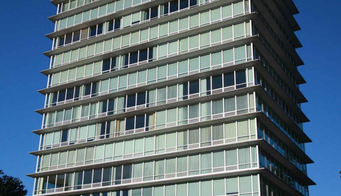 Winco’s 1450 Window Series was modified with custom extrusions to meet the historic sightline requirement of the original windows at 801 Skinker.